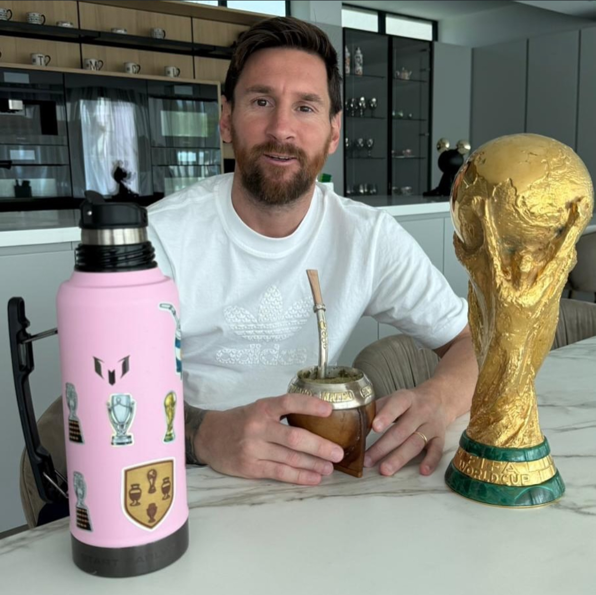 messi drink yerba mate and wordl cup trophy